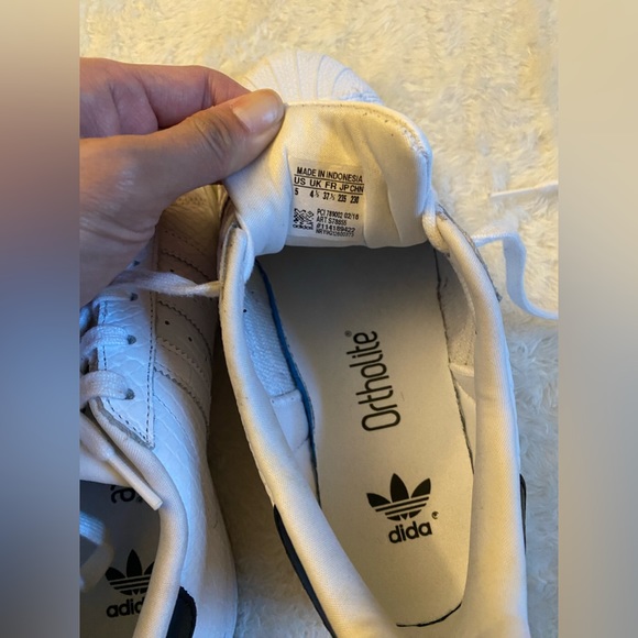 Adidas superstar youth size 5 (women size 7) - Picture 5 of 6